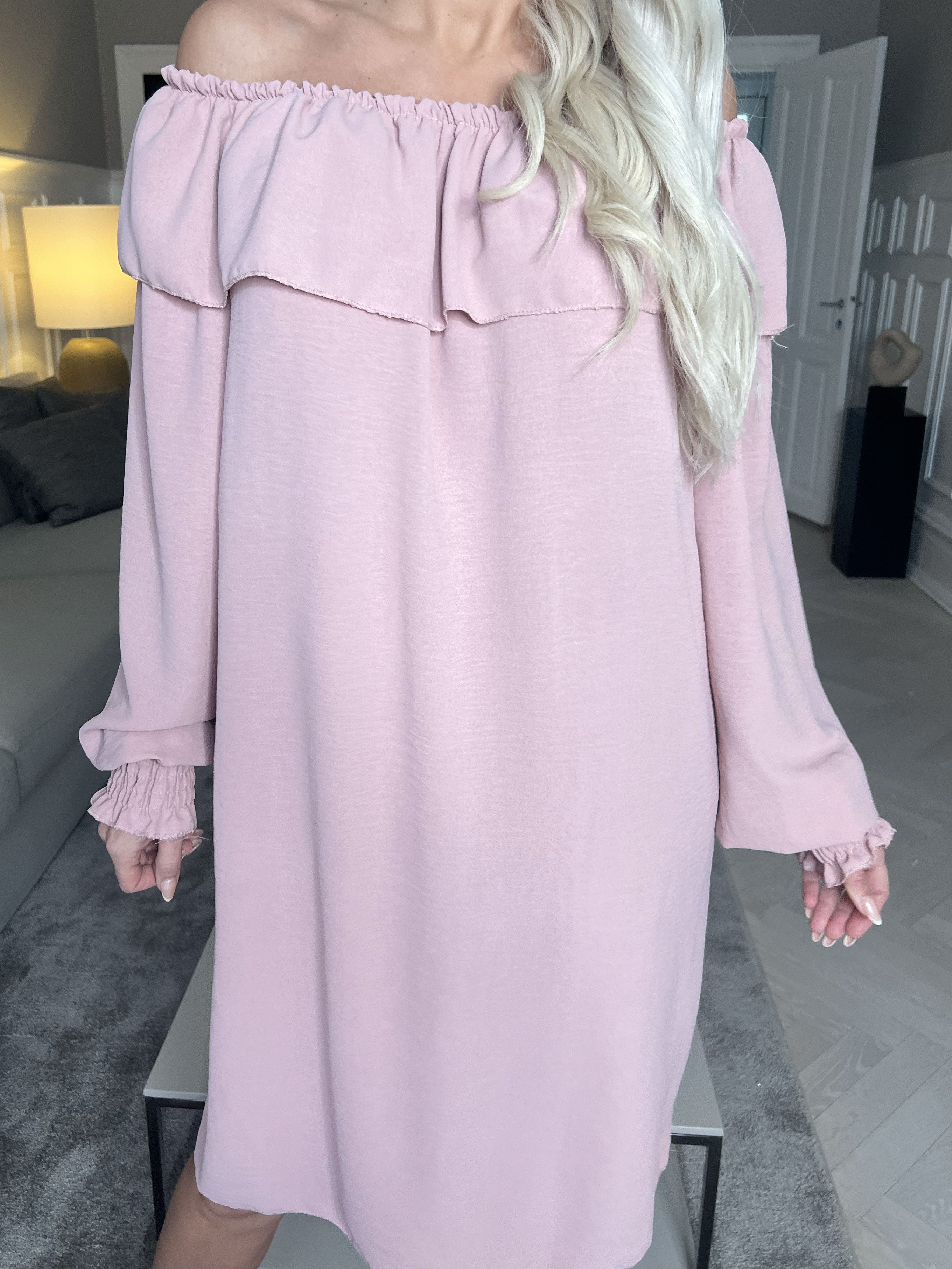 Elpida - Söt klänning med volangkant och ärmar med smock